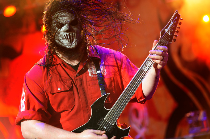 Máscara preta e branca de integrante do Slipknot