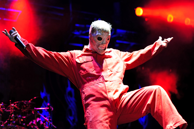 Máscara vermelha com detalhes pretos usada por integrante do Slipknot