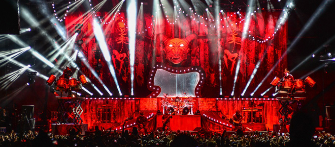 Show do Slipknot com iluminação vermelha e fumaça no palco