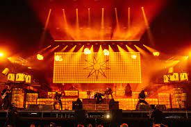 Slipknot se apresentando com público levantando as mãos