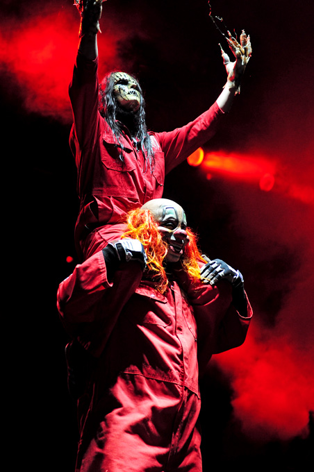 Integrante do Slipknot usando máscara metálica e roupa preta